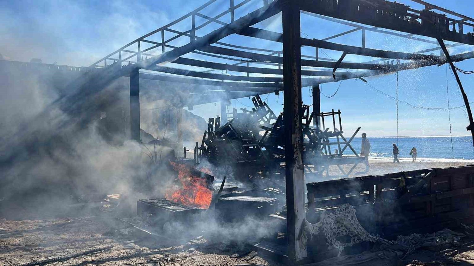 alanyada-plaj-bufesi-alev-alev-yandi