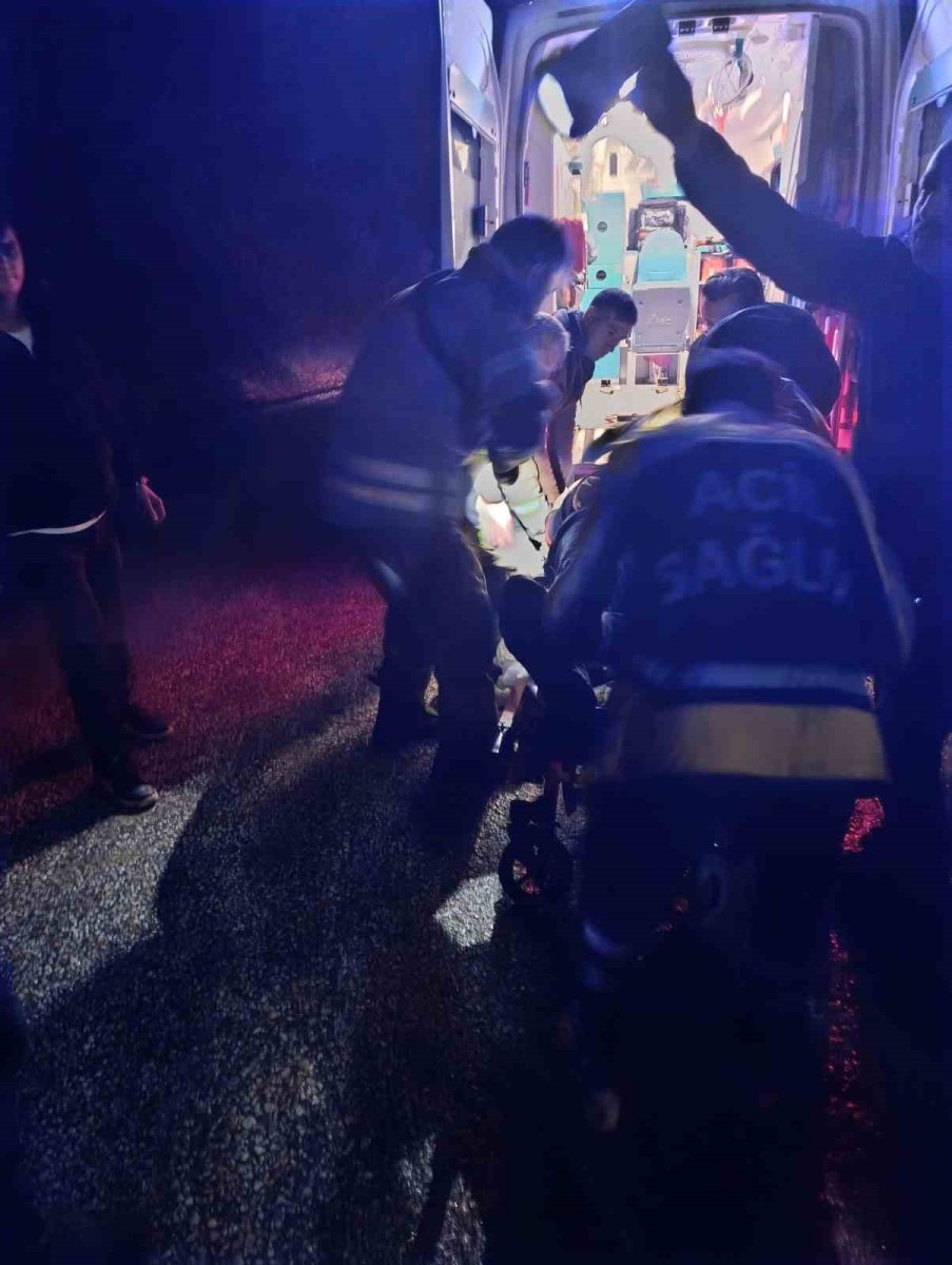 alkollu-surucunun-kullandigi-arac-sarampole-yuvarlandi-1-yarali