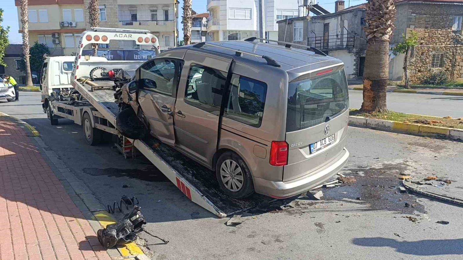 antalyada-palmiye-agacina-carpan-aracin-surucusu-yaralandi