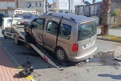 antalyada-palmiye-agacina-carpan-aracin-surucusu-yaralandi