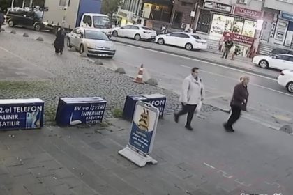 atasehirde-kamyonet-duraga-daldi-kaza-ani-kamerada