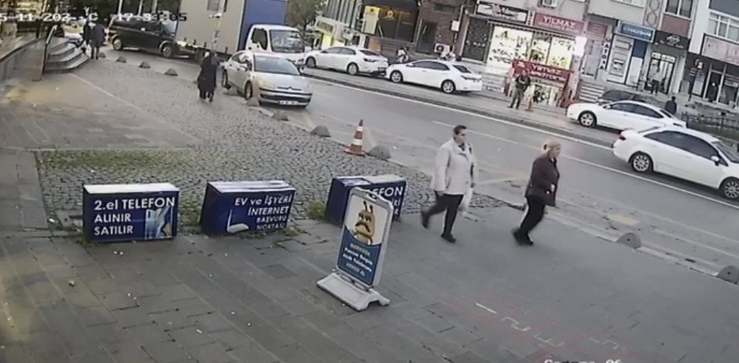 atasehirde-kamyonet-duraga-daldi-kaza-ani-kamerada