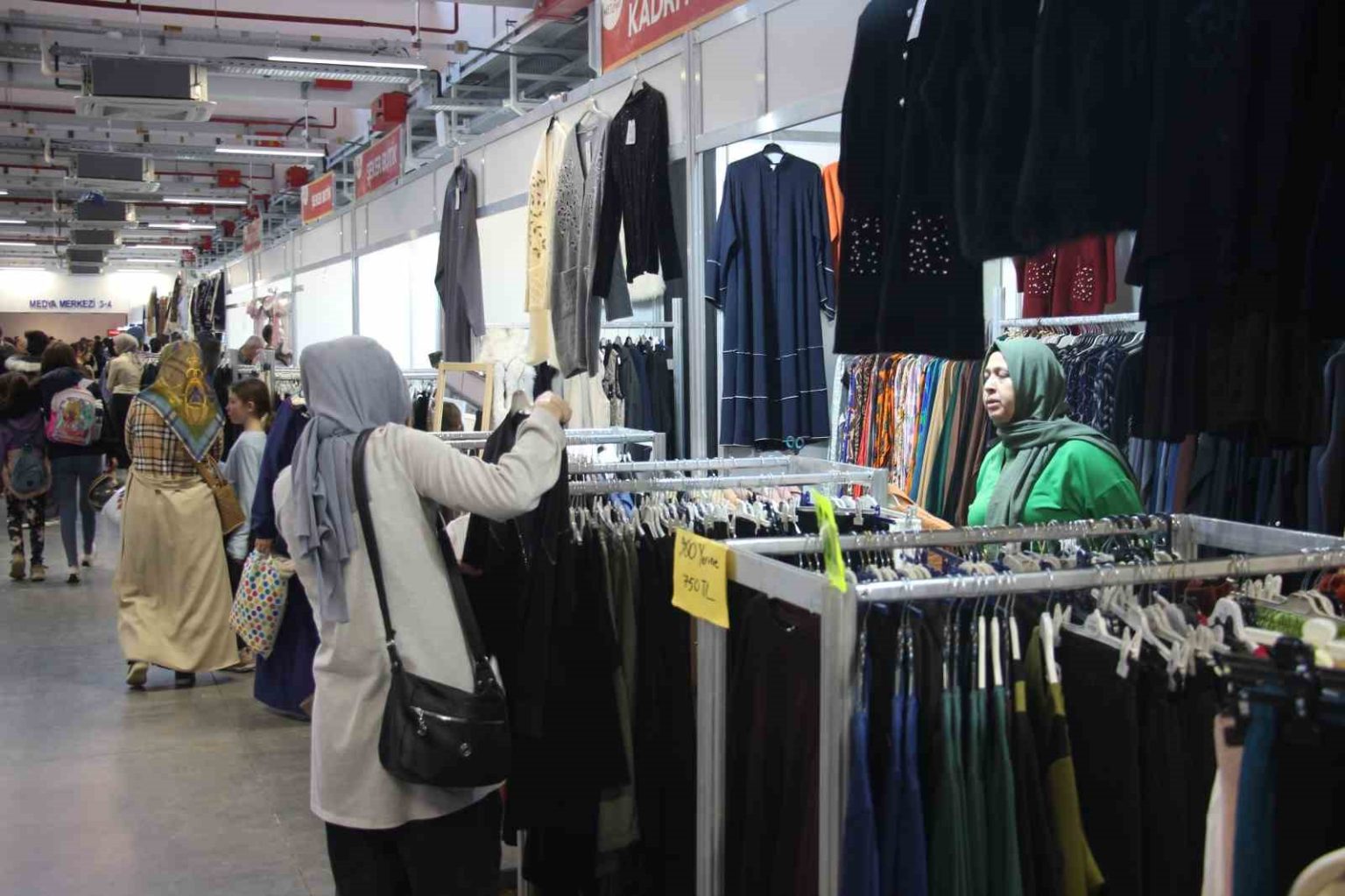 aydindaki-giyim-festivali-yogun-ilgi-goruyor