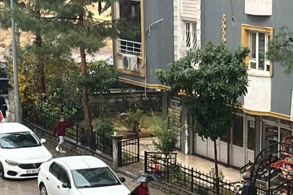 batmanda-yagis-cadde-ve-sokaklari-gole-cevirdi-vatandas-rogarlari-kendi-imkanlariyla-acti