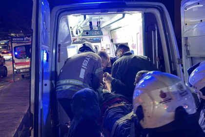 beyoglunda-metro-insaatinda-iskele-coktu-yarali-2-isci-itfaiye-ekipleri-tarafindan-kurtarildi