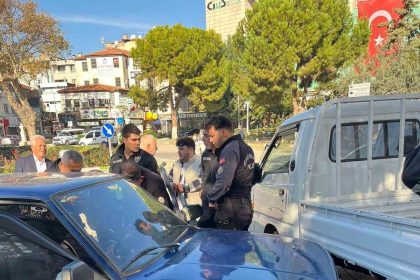 bursada-direksiyon-hakimiyetini-kaybeden-surucu-kamyonete-carpti