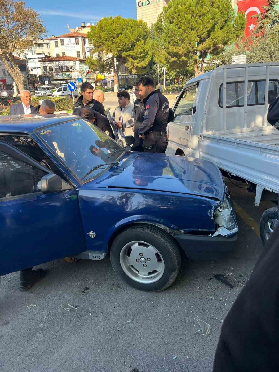 bursada-direksiyon-hakimiyetini-kaybeden-surucu-kamyonete-carpti