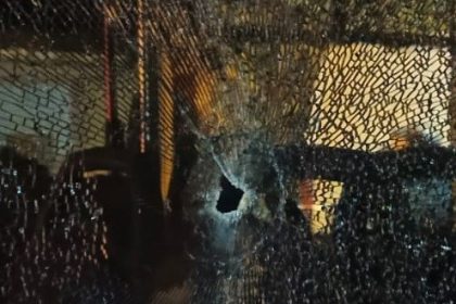 cok-sayida-yolcunun-bulundugu-otobuse-silahli-saldiri-ani-kamerada