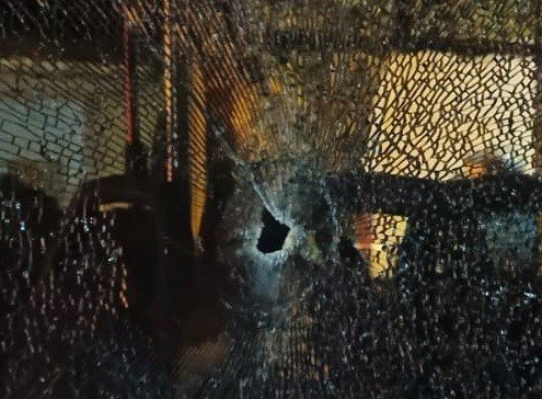 cok-sayida-yolcunun-bulundugu-otobuse-silahli-saldiri-ani-kamerada