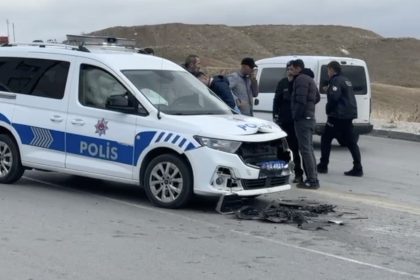 corumda-ekip-araci-ile-hafif-ticari-arac-carpisti-1-polis-yarali