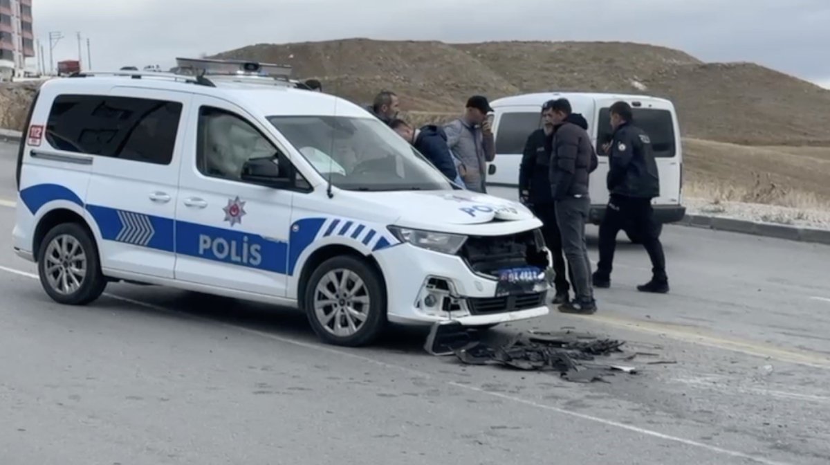 corumda-ekip-araci-ile-hafif-ticari-arac-carpisti-1-polis-yarali