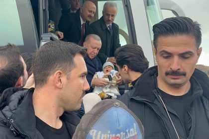 cumhurbaskani-erdogan-4-aylik-bebegi-gorunce-konvoyu-durdurdu