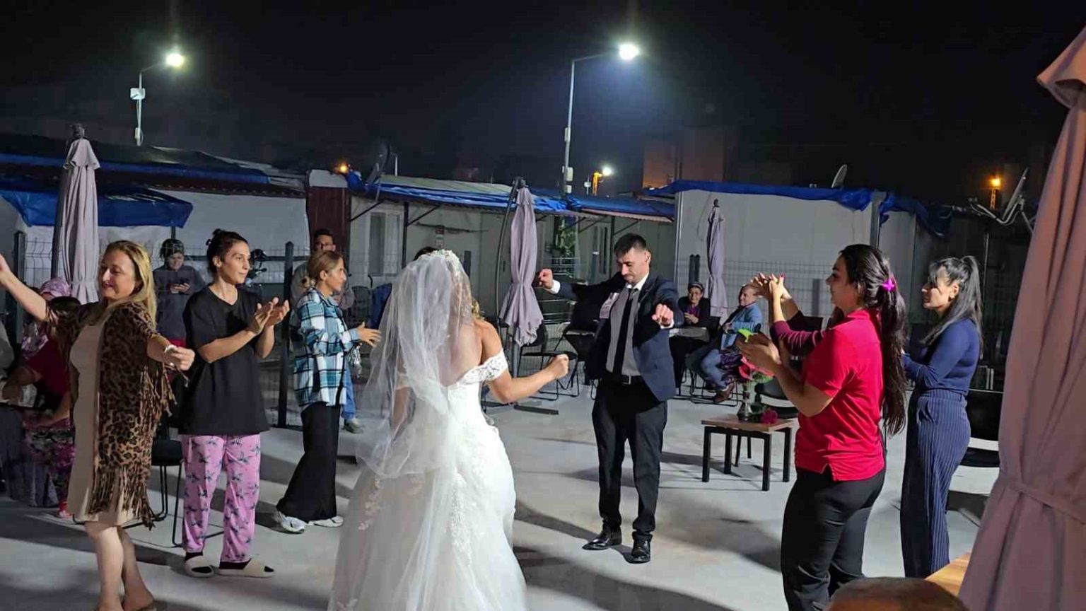 depremde-enkazdan-kurtarilan-sezgin-konteyner-kentte-komsulari-tarafindan-duzenlenen-dugunle-dunya-evine-girdi