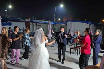 depremde-enkazdan-kurtarilan-sezgin-konteyner-kentte-komsulari-tarafindan-duzenlenen-dugunle-dunya-evine-girdi