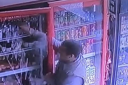 diyarbakirda-bir-sahsin-icecek-calma-ani-guvenlik-kamerasina-yansidi