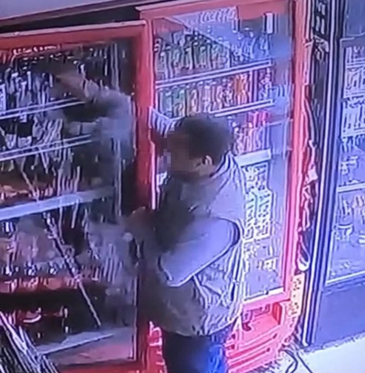 diyarbakirda-bir-sahsin-icecek-calma-ani-guvenlik-kamerasina-yansidi