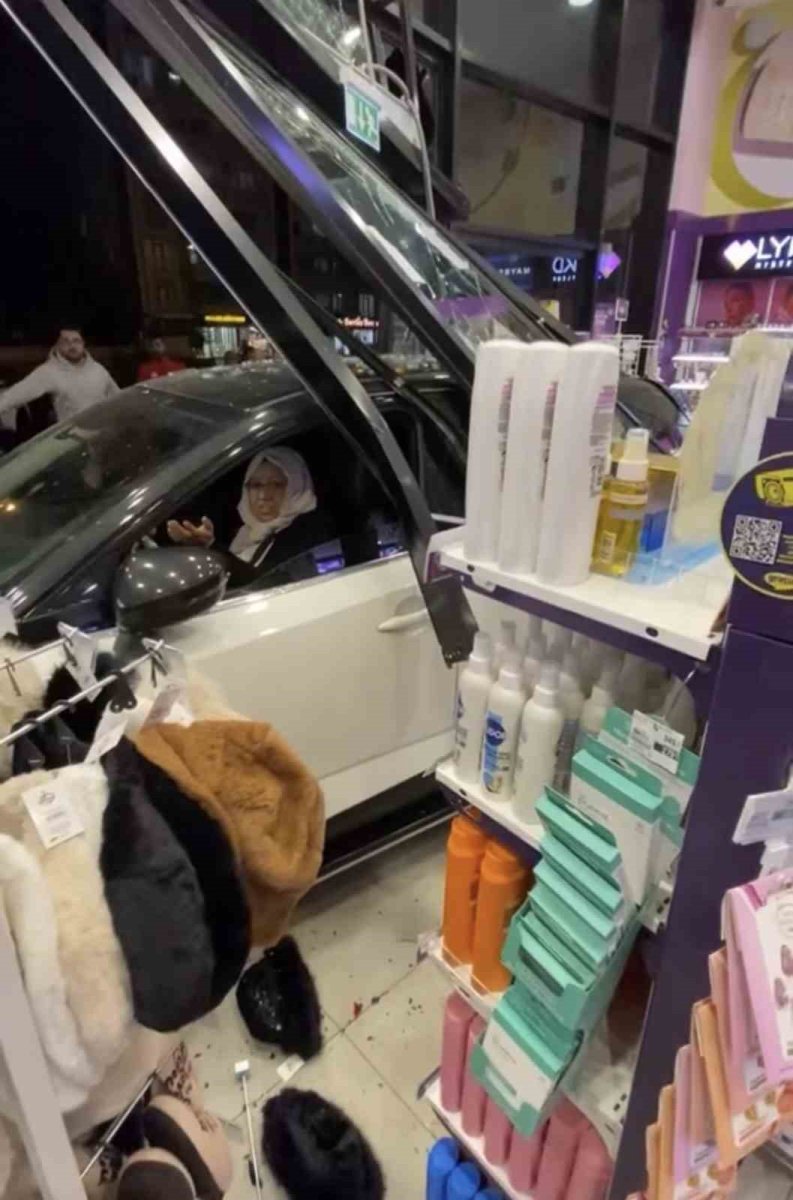 diyarbakirda-kontrolden-cikan-otomobil-kozmetik-magazasina-daldi