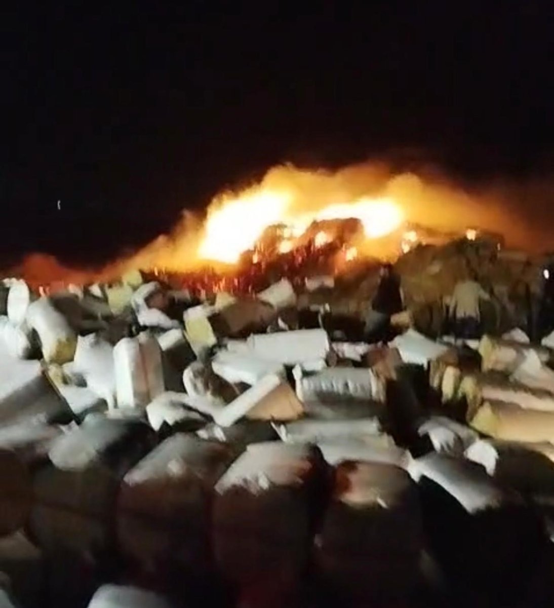 diyarbakirda-preslenmis-102-ton-saman-yandi