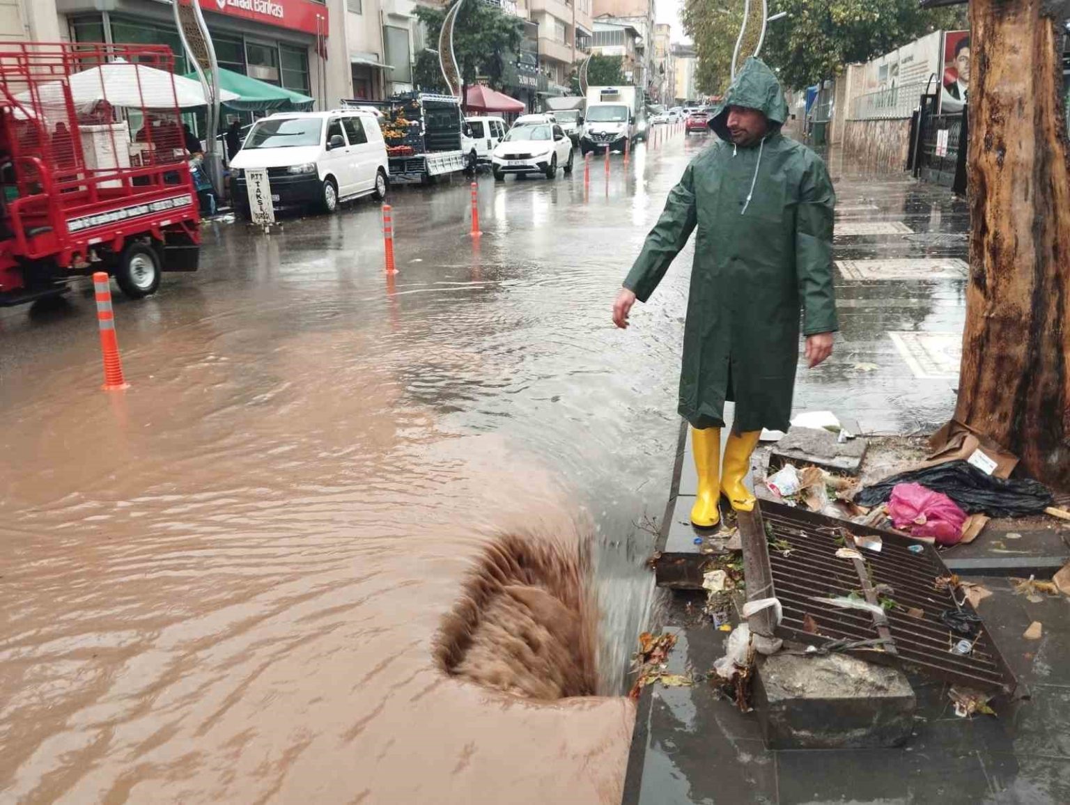 diyarbakirda-saganak-yagis-yollari-gole-cevirdi