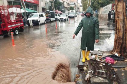diyarbakirda-saganak-yagis-yollari-gole-cevirdi