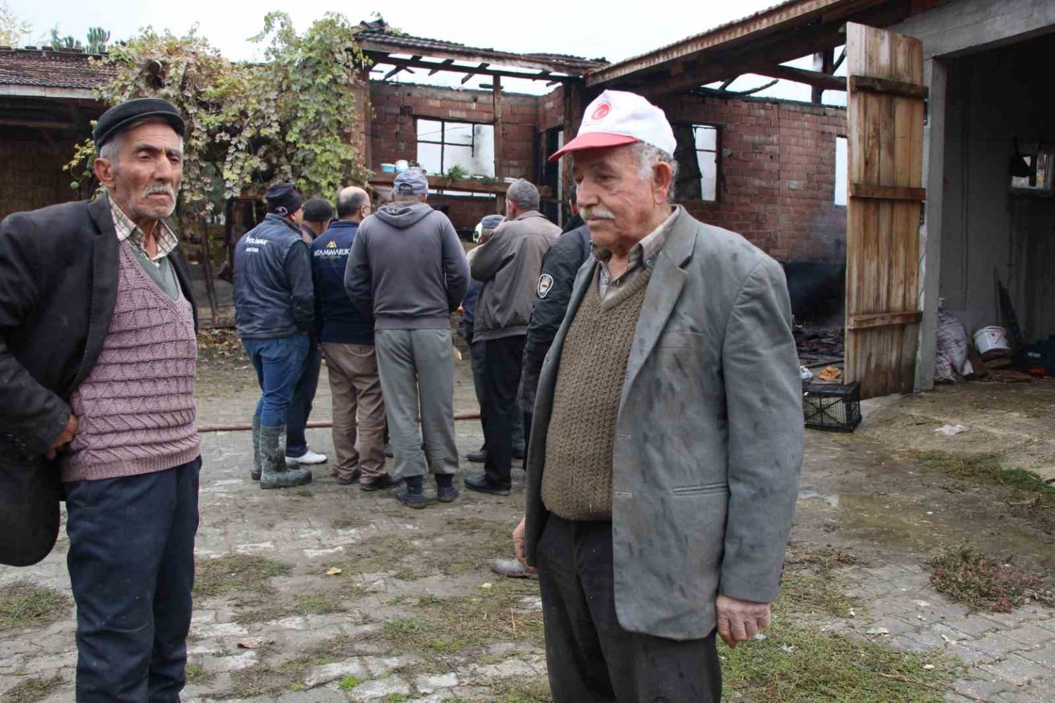 evi-yanan-yasli-ciftcinin-biriktirdigi-paralar-ve-esyalari-kule-dondu