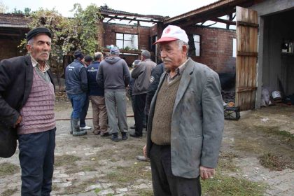 evi-yanan-yasli-ciftcinin-biriktirdigi-paralar-ve-esyalari-kule-dondu