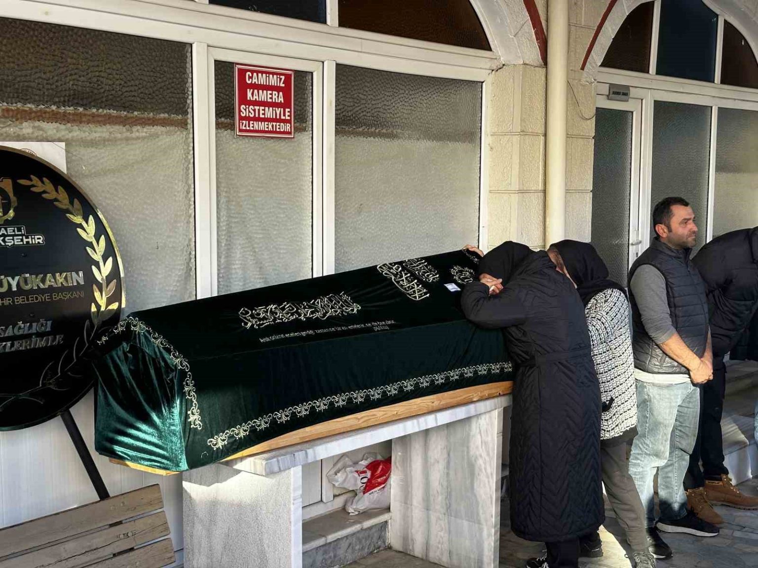 fabrika-yangininda-agir-yaralanmisti-hastanede-hayatini-kaybeden-yildiz-son-yolculuguna-ugurlandi