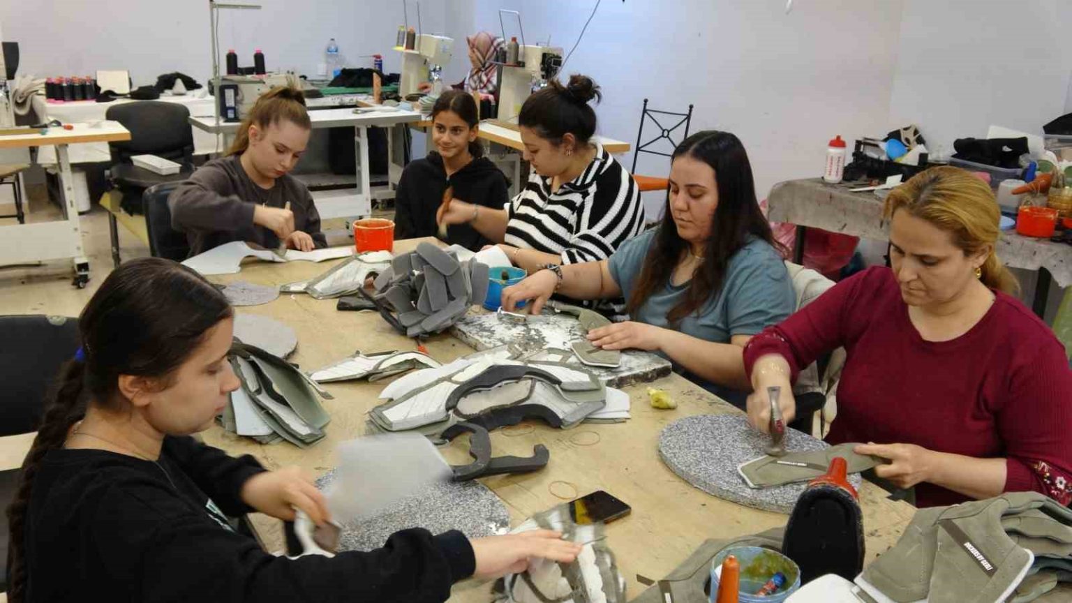 gaziantepte-ayakkabi-sektorunun-imdadina-kadinlar-yetisti