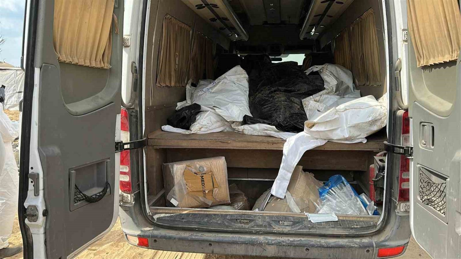 gazzede-kimligi-tespit-edilemeyen-30-filistinli-daha-toplu-sekilde-defnedildi