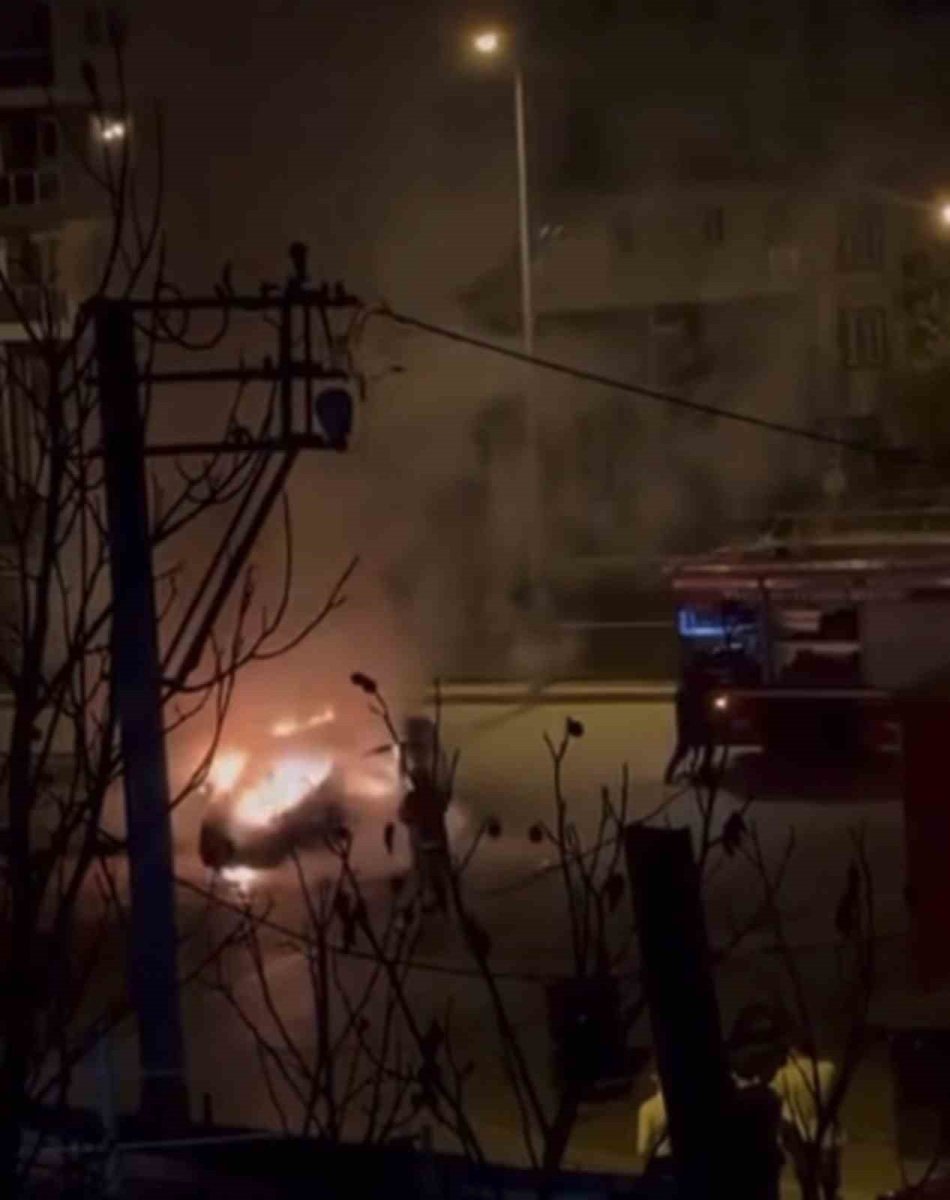 hafif-ticari-arac-yanarak-kul-oldu