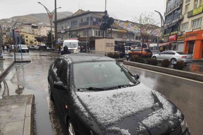 hakkaride-merkezde-yagmur-yuksek-kesimlerde-kar-etkili-oldu