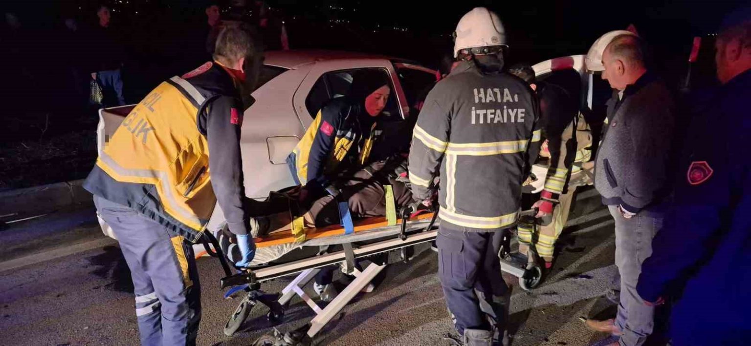 hatayda-iki-otomobil-carpisti-4-kisi-yaralandi