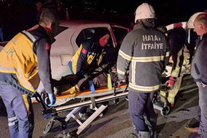 hatayda-iki-otomobil-carpisti-4-kisi-yaralandi