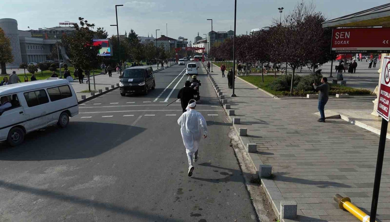 hizli-giden-motosikleti-kazalara-dikkat-cekmek-icin-kovaladilar