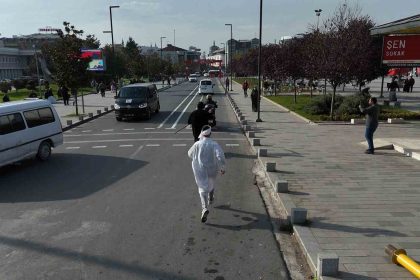 hizli-giden-motosikleti-kazalara-dikkat-cekmek-icin-kovaladilar