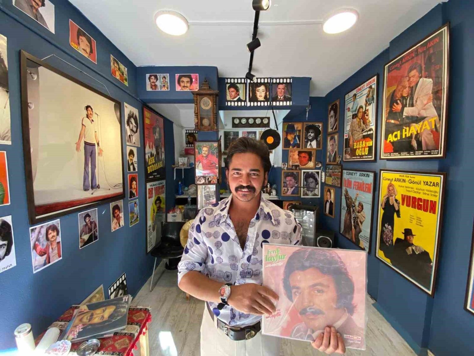 izmirin-nostaljik-sokaginda-ferdi-tayfur-esintisi