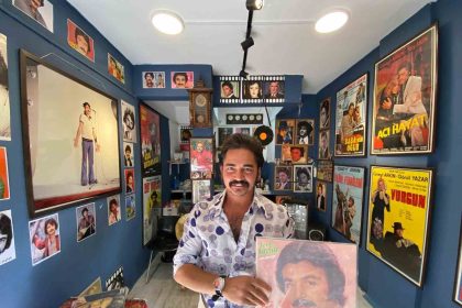 izmirin-nostaljik-sokaginda-ferdi-tayfur-esintisi