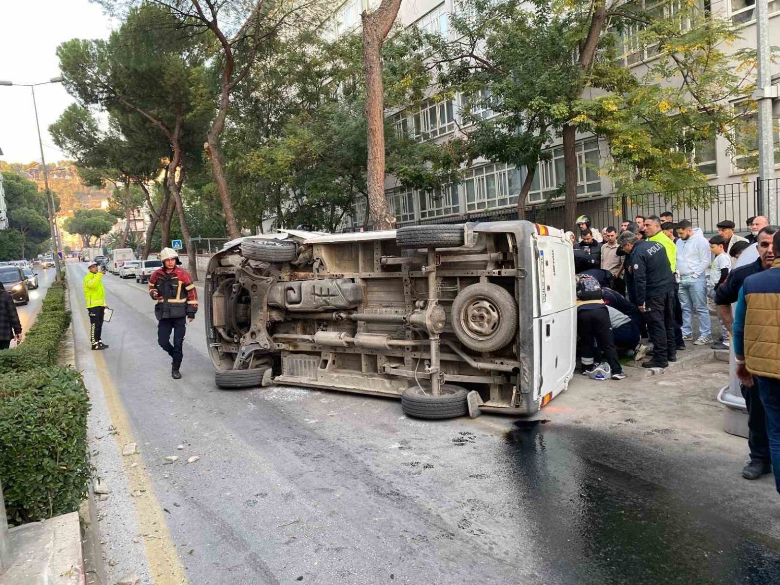 kaldirima-carpip-takla-atti-park-halindeki-araclara-carparak-durabildi