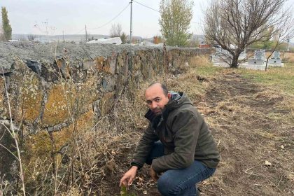 karsta-muhtardan-ornek-davranis-kayakopru-koyunde-fidanlar-toprakla-bulustu