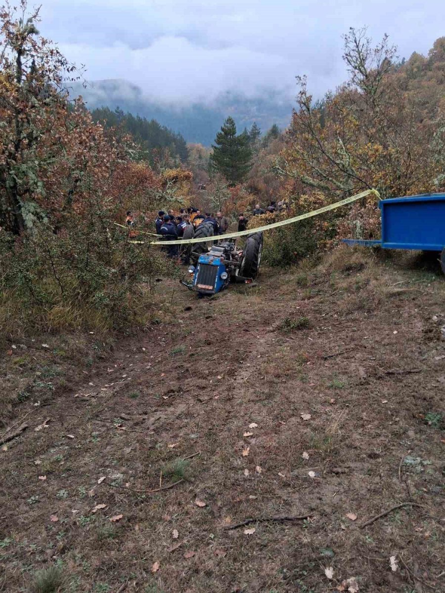 kastamonuda-devrilen-traktorun-surucusu-hayatini-kaybetti