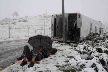 kaza-sonrasi-saglik-ekiplerini-semsiye-ile-yatarak-bekledi