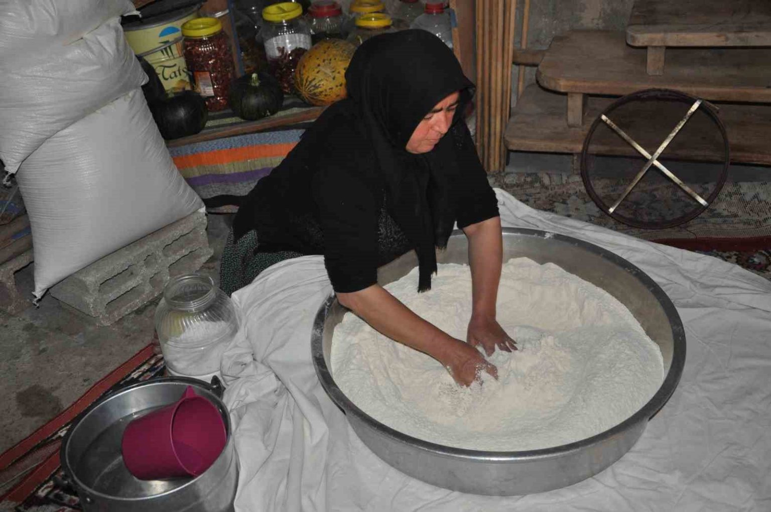 kislik-ekmekler-imece-usuluyle-hazirlaniyor