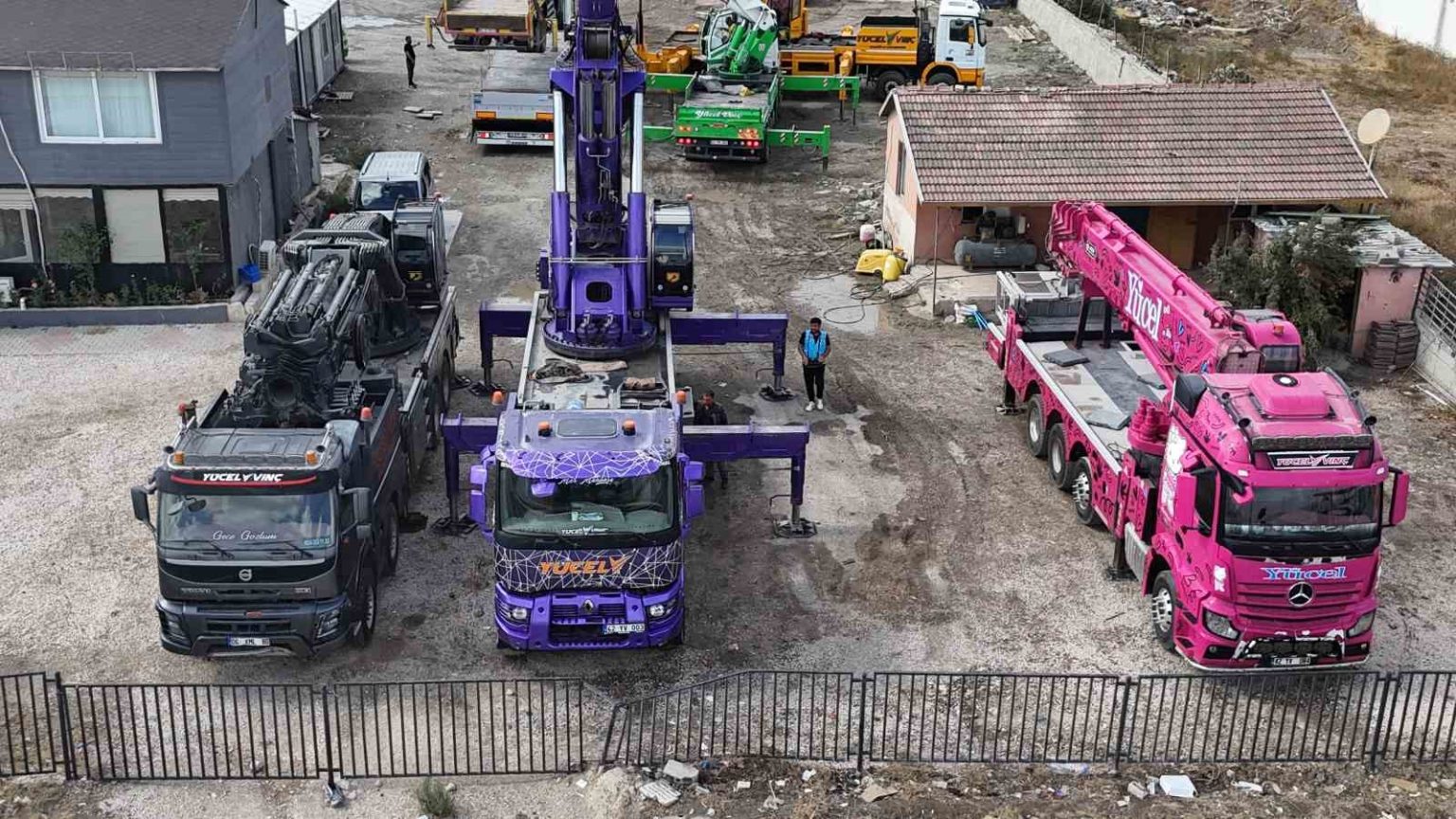 kizinin-baba-bizim-de-pembe-vincimiz-olsun-sozlerinden-ilham-alarak-vinclerini-rengarenk-hale-getirerek-insaat-sektorune-renk-katti