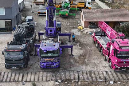 kizinin-baba-bizim-de-pembe-vincimiz-olsun-sozlerinden-ilham-alarak-vinclerini-rengarenk-hale-getirerek-insaat-sektorune-renk-katti