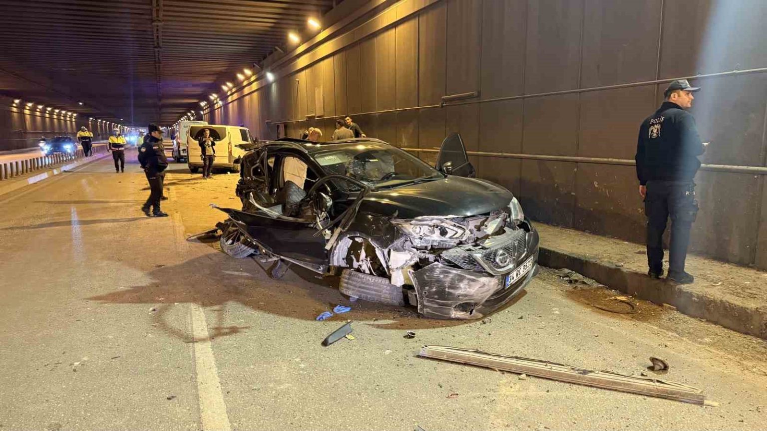 kontrolden-cikan-cip-hafif-ticari-aracla-carpisti-2-olu-1-yarali