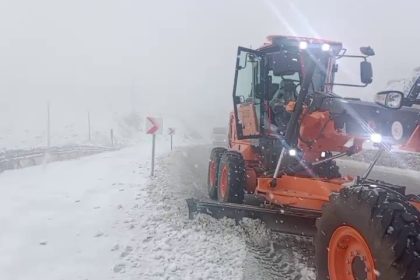 kop-daginda-yogun-kar-yagisi-karayollari-ekipleri-gece-boyu-seferber-oldu
