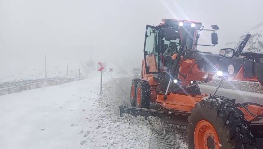 kop-daginda-yogun-kar-yagisi-karayollari-ekipleri-gece-boyu-seferber-oldu