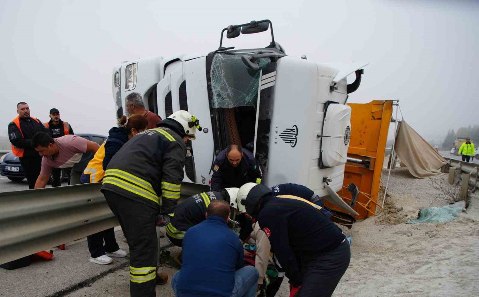 kum-yuklu-tir-devrildi-sikisan-surucu-itfaiye-tarafindan-kurtarildi