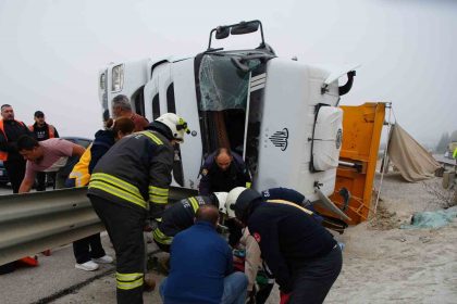 kum-yuklu-tir-devrildi-sikisan-surucu-itfaiye-tarafindan-kurtarildi