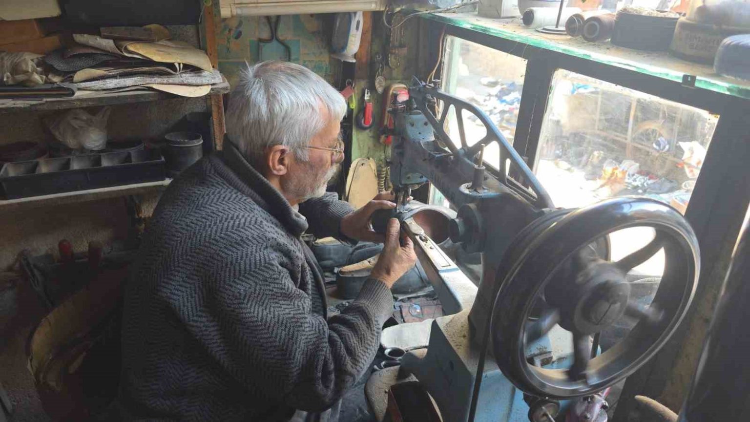 kutahyada-65-yillik-ayakkabi-ustasi-mehmet-ersulak-meslek-bitti-yetisen-yok